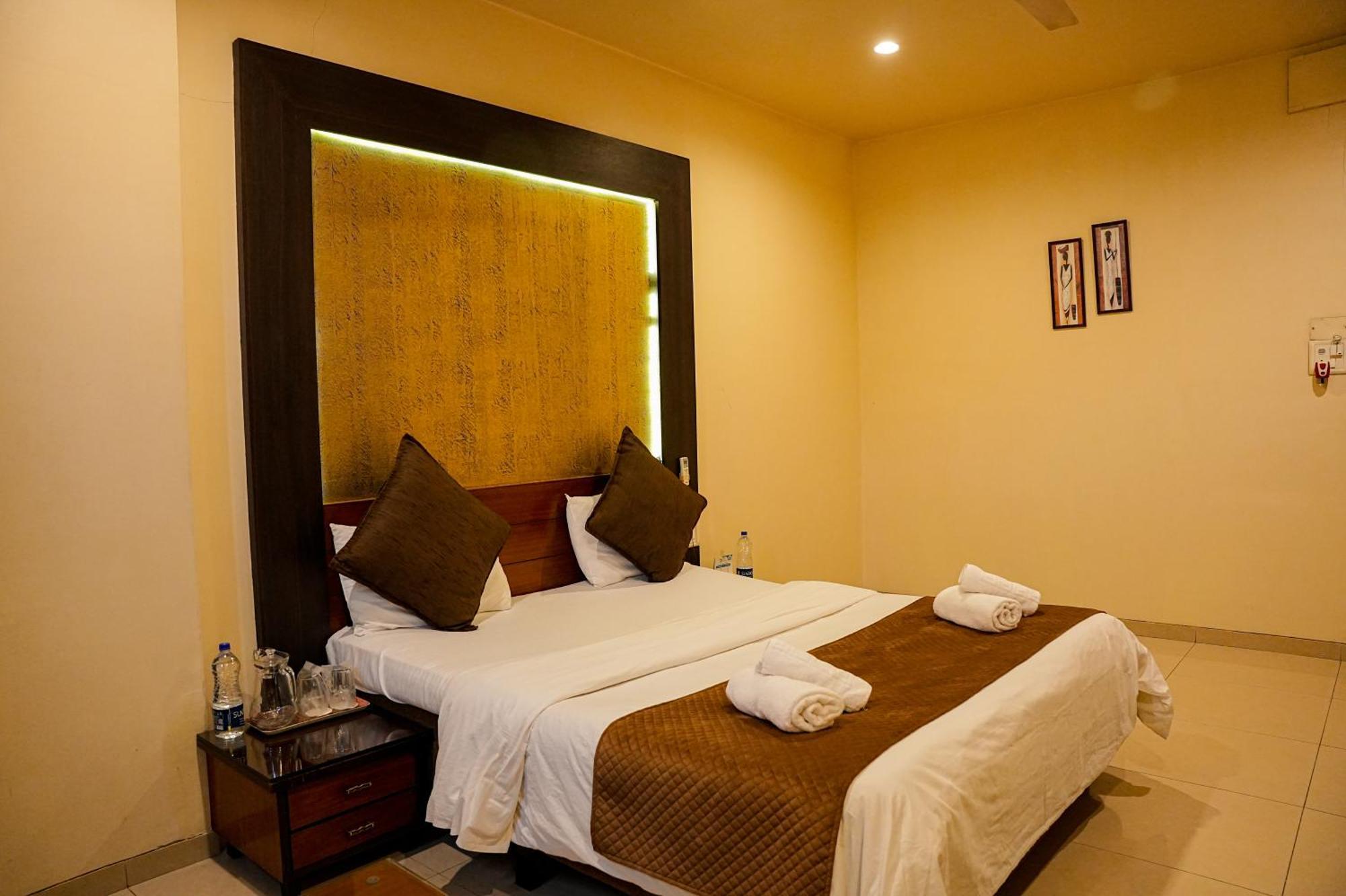 Hotel Viva Inn Yerandwane Exterior photo