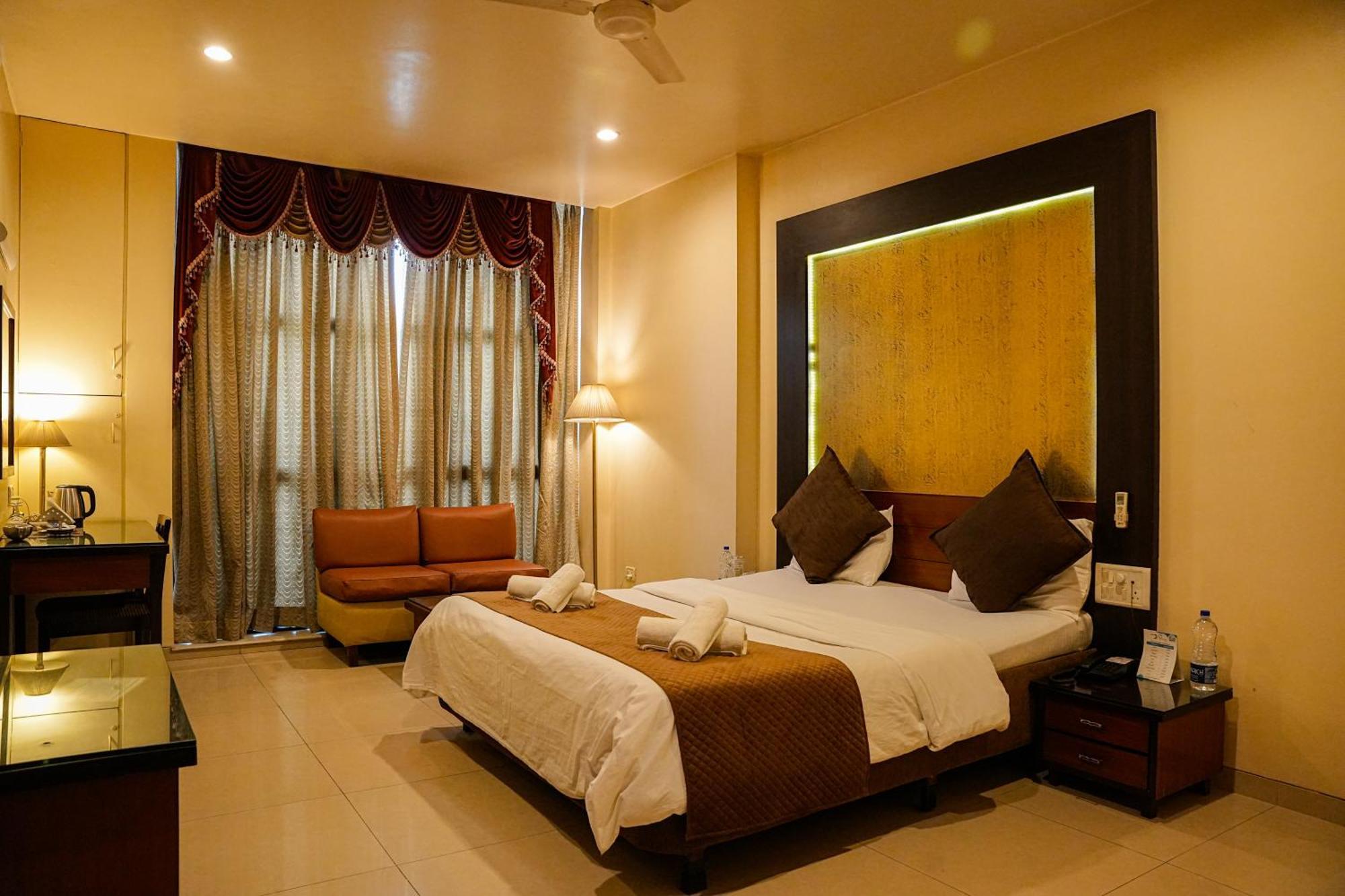 Hotel Viva Inn Yerandwane Exterior photo
