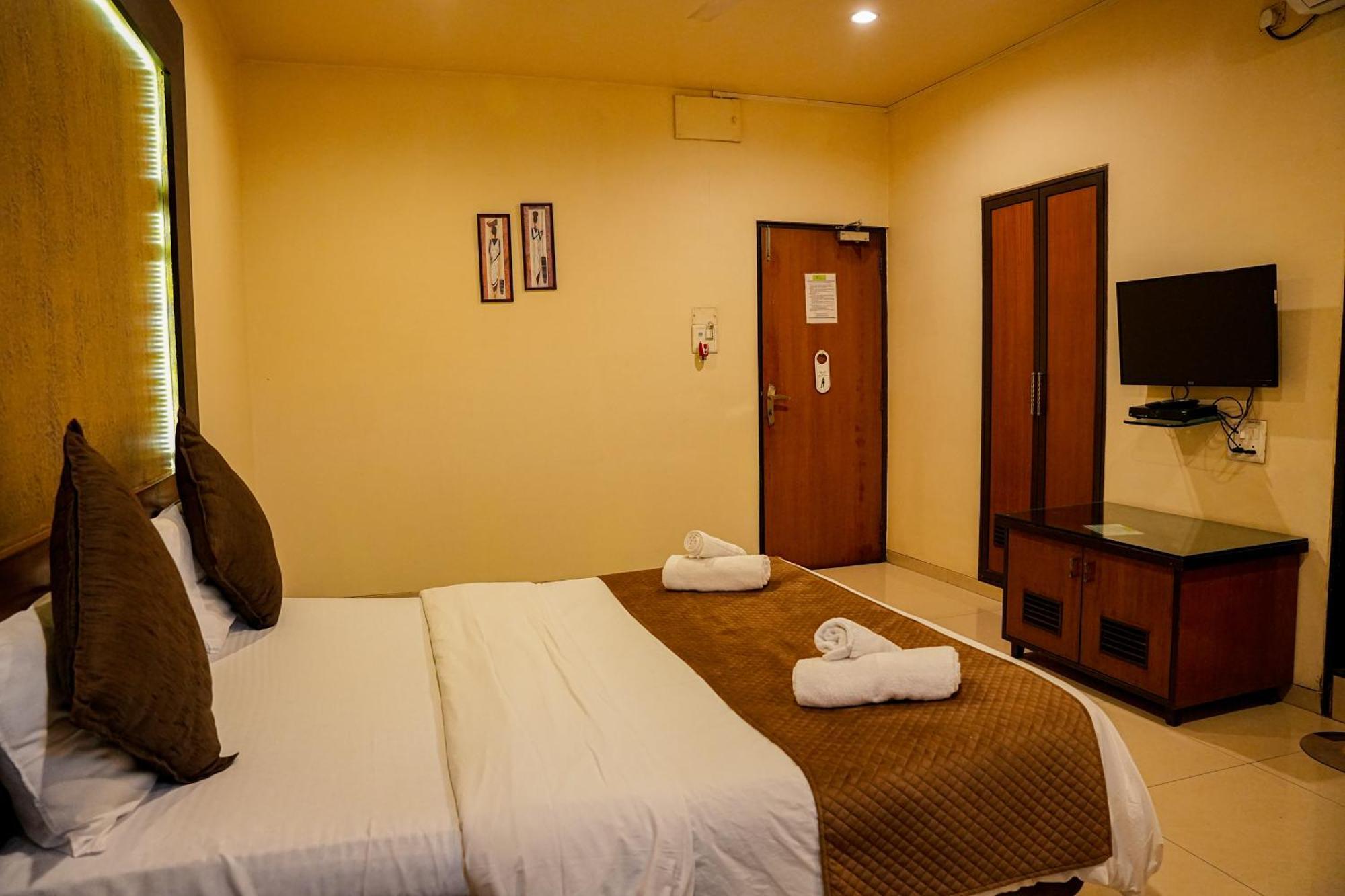 Hotel Viva Inn Yerandwane Exterior photo