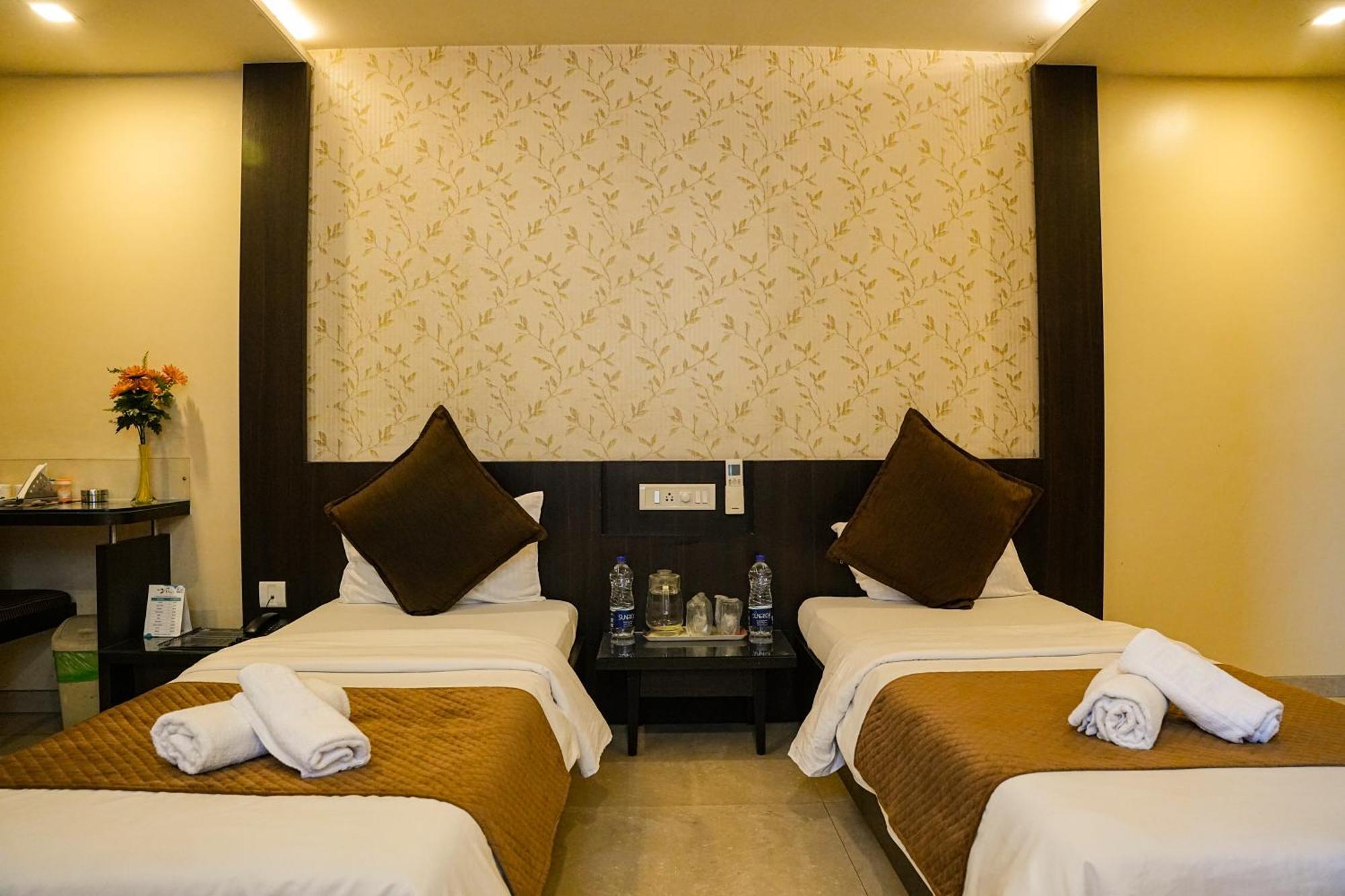 Hotel Viva Inn Yerandwane Exterior photo